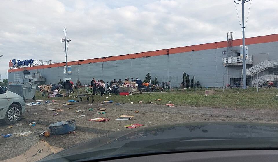 "Grabljenje za robom sa isteklim rokom trajanja opisuje realnost u kojoj živimo": Sagovornici Danasa o događaju ispred marketa u Novom Sadu 1