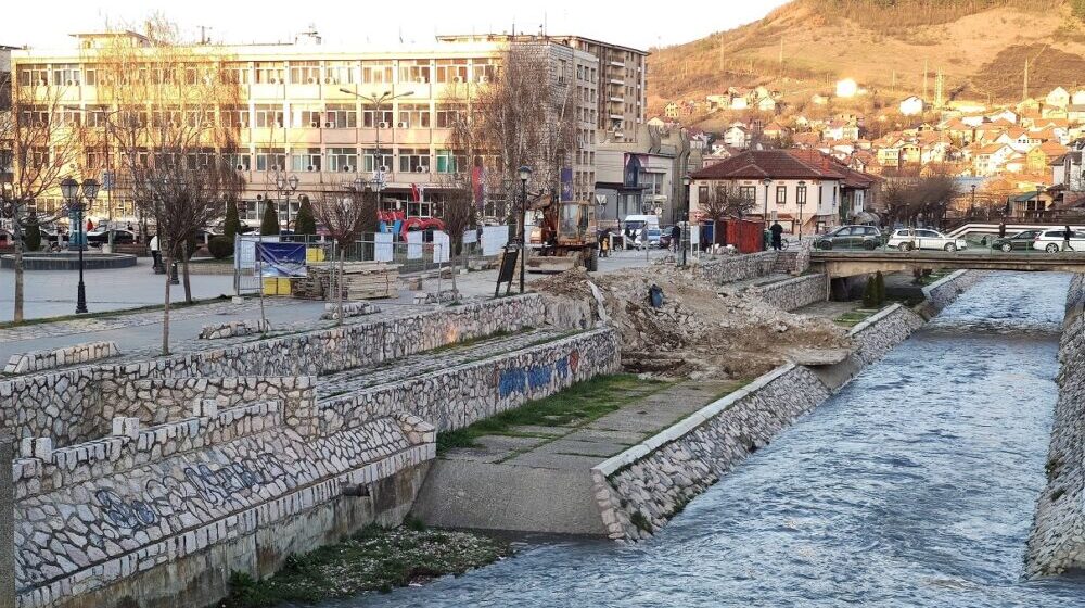 Novi Pazar: Uređuju obalu, a šut bacaju u reku (VIDEO) 1