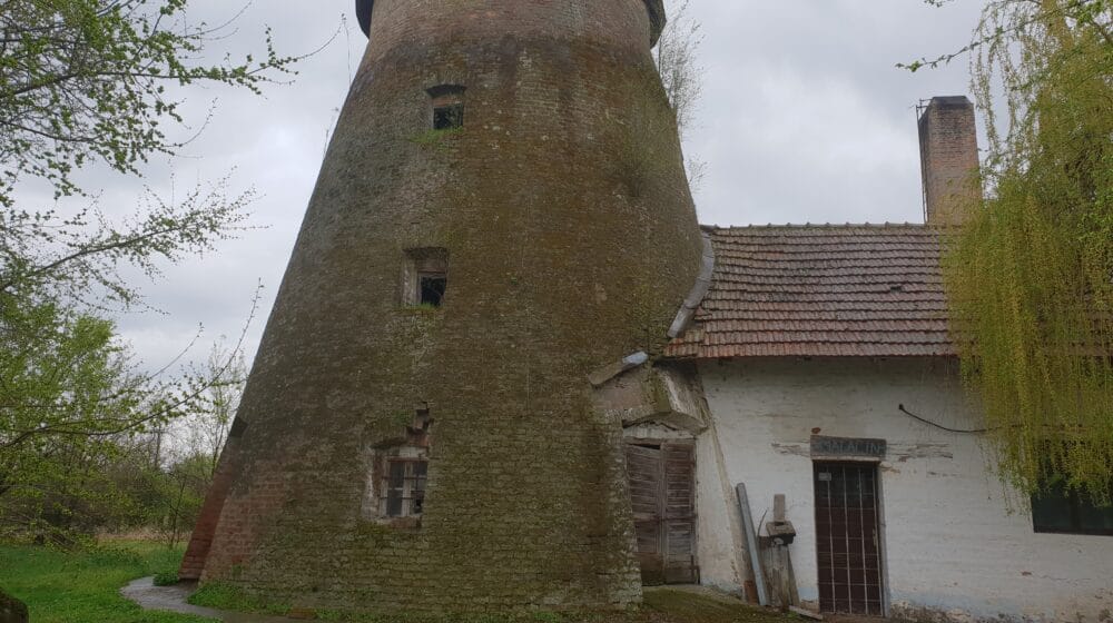 U Belom Blatu, selu pored Zrenjanina, vetrenjača bez krila 1