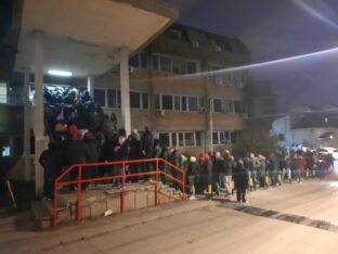 I posle 20 časova gužve ispred biračkih mesta 8