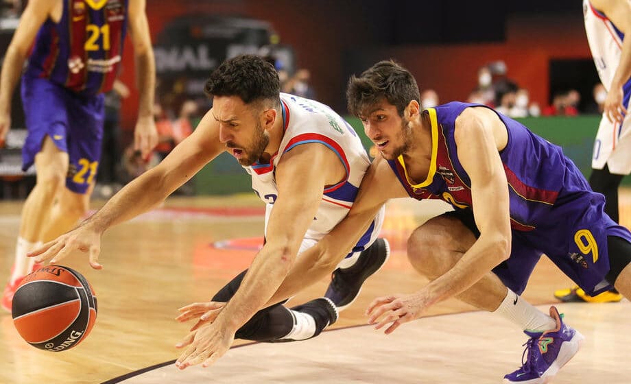 Micić rame uz rame Larkinu 1