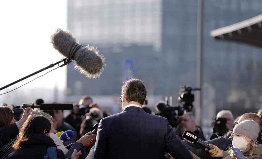 Reporteri bez granica osudili napad na dvojicu novinara Rojtersa 1