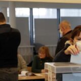 Odžaci: Članovi SNS pravili spiskove za glasanje van biračkog mesta 4