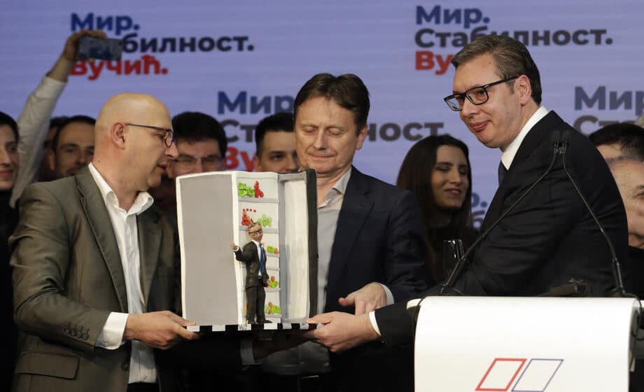 Naprednjaci proslavili sa tortom na kojoj Vučić izlazi iz frižidera (FOTO) 1