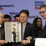 Naprednjaci proslavili sa tortom na kojoj Vučić izlazi iz frižidera (FOTO) 4