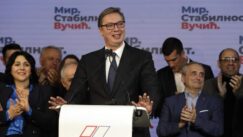 Naprednjaci proslavili sa tortom na kojoj Vučić izlazi iz frižidera (FOTO) 5