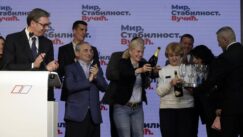 Naprednjaci proslavili sa tortom na kojoj Vučić izlazi iz frižidera (FOTO) 7