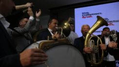 Naprednjaci proslavili sa tortom na kojoj Vučić izlazi iz frižidera (FOTO) 6