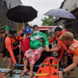 Najmanje 375 mrtvih i 56 nestalih u naletu tajfuna na Filipinima 10