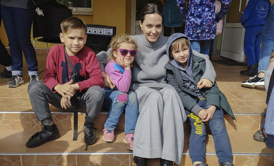 Anđelina Džoli obišla decu u Ukrajini 1