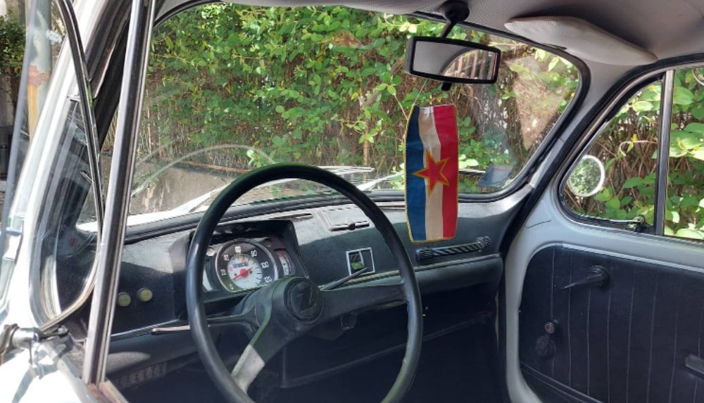 "Jugoslavija je deo srpskog naroda": Na kući Nikole iz Zaječara za 1. maj i 29. novembar vijore se dve zastave 5 "Jugoslavija je deo srpskog naroda": Na kući Nikole iz Zaječara za 1. maj i 29. novembar vijore se dve zastave 5