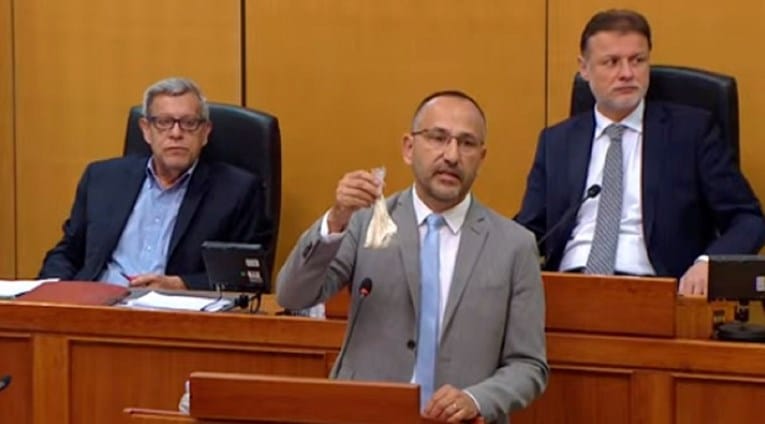 Poslanik u Saboru izvadio vrećicu belog praha: Ovo sam našao na Pantovčaku 1