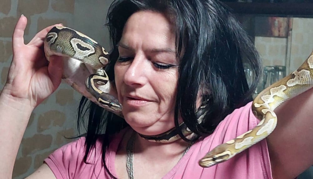 Tri pitona, četiri tarantule, papagaji, pas, mačka, pacovi i hrčci: Veselo društvo porodice Đorđević iz Zaječara 3 Vesna sa svojim ljubimcem