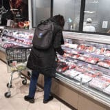 Asošijeted pres: Ljudi širom sveta preispituju životne navike zbog udara inflacije 14