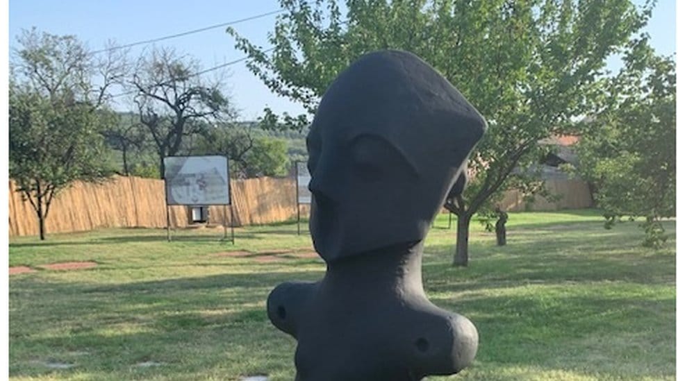 Spomenik po uzoru na vinčanske figurine