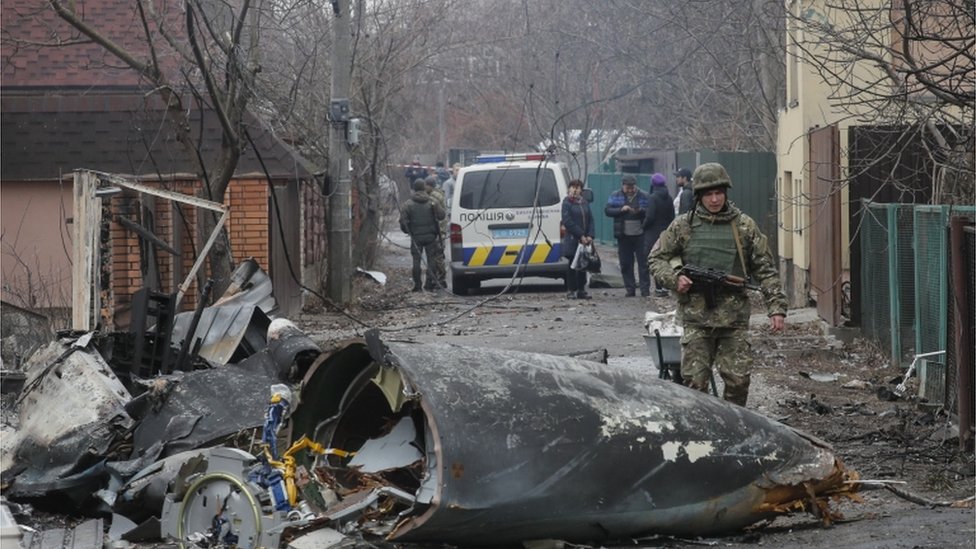 Vojna neutralnost, rat i bezbednost: Da li se u 21. veku može biti izvan vojnih saveza 4 A soldier walks past the debris of a military plane that was shot down overnight in Kiev, Ukraine, 25 February 2022