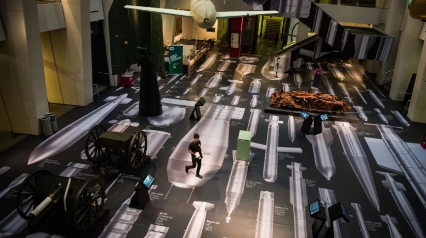Čovek prelazi preko „Istorije bombi", rada umetnika Aja Vejveja u Imperial War muzeju u Londonu