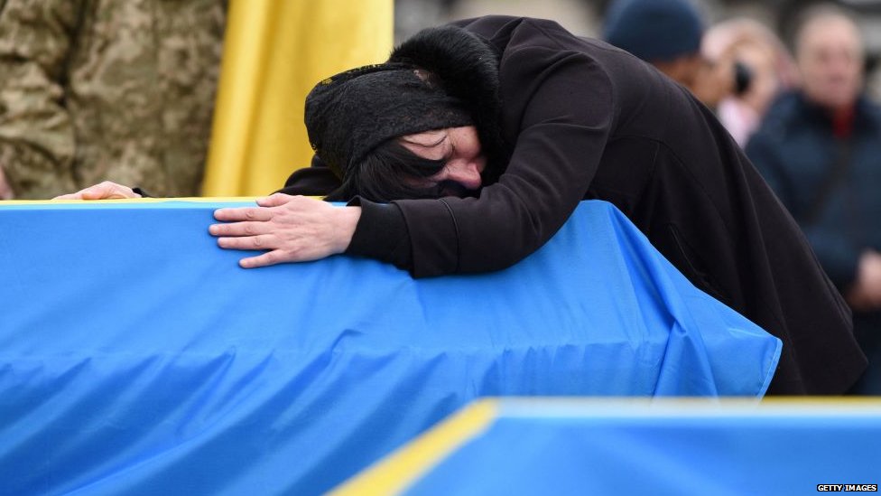 Ukrajina i Rusija: Kako tehnologija prepoznavanja lica pomaže pri identifikaciji mrtvih 1 Woman cries on coffin in Ukraine