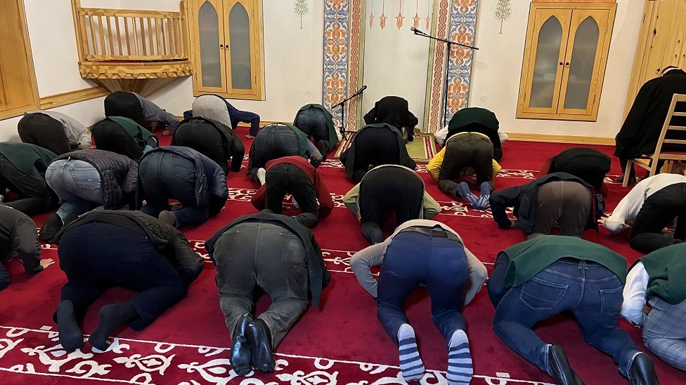 Balkan i religija: Derviši - za jedne pravoverni muslimani, za druge sekta 1 derviši tokom molitve