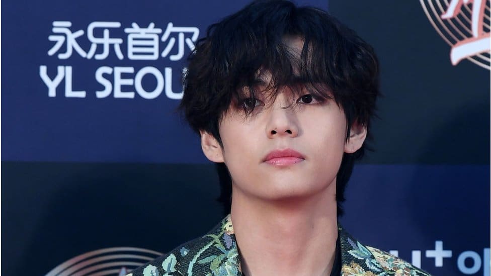 Južna Koreja i tradicija: Zašto bi Korejci uskoro mogli postati godinu dana mlađi 2 Mega K-pop band BTS's Kim Tae-hyung aka V, born on 30 December 1995, is 28 yrs old (Korean age) or 26 yrs old (the international age) or 27 yrs old (another Korean official age)