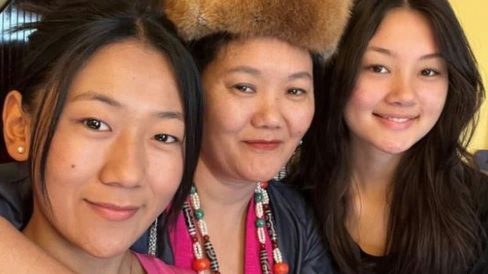 Nepal i planinarenje: Žena iz Nepala deseti put osvojila Mont Everest, postavila novi svetski rekord 3 Lhakpa (centre) with her two daughters, Sunny (far left) and Shiny (far right)