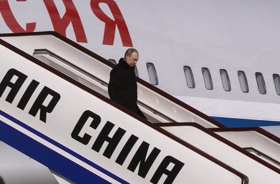 Rat u Ukrajini: Verzija o sukobu koju Zapad nema priliku da čuje 1 Russia's President Vladimir Putin disembarking upon his arrival in Beijing on February 4, 2022, ahead of his meeting with China's president and the opening ceremony of the 2022 Winter Olympic Games
