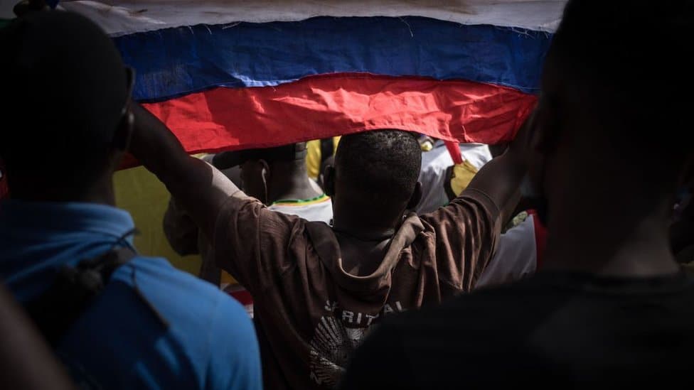 Rat u Ukrajini: Verzija o sukobu koju Zapad nema priliku da čuje 2 A protester holds a Russian flag during a demonstration organised by the pan-Africanist platform Yerewolo to celebrate France's announcement to withdraw French troops from Mali, in Bamako, on February 19, 2022