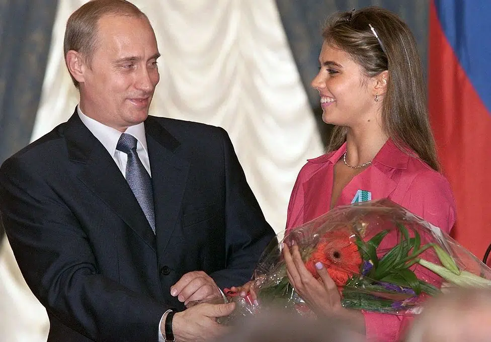 Rusija: Ko je Alina Kabajeva, navodna Putinova partnerka 3 Putin and Kabaeva at a ceremony in 2001