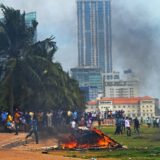 Protesti, politika i nasilje: Sedmoro poginulo u Šri Lanki, zapaljene kuće političara, premijer podneo ostavku 12