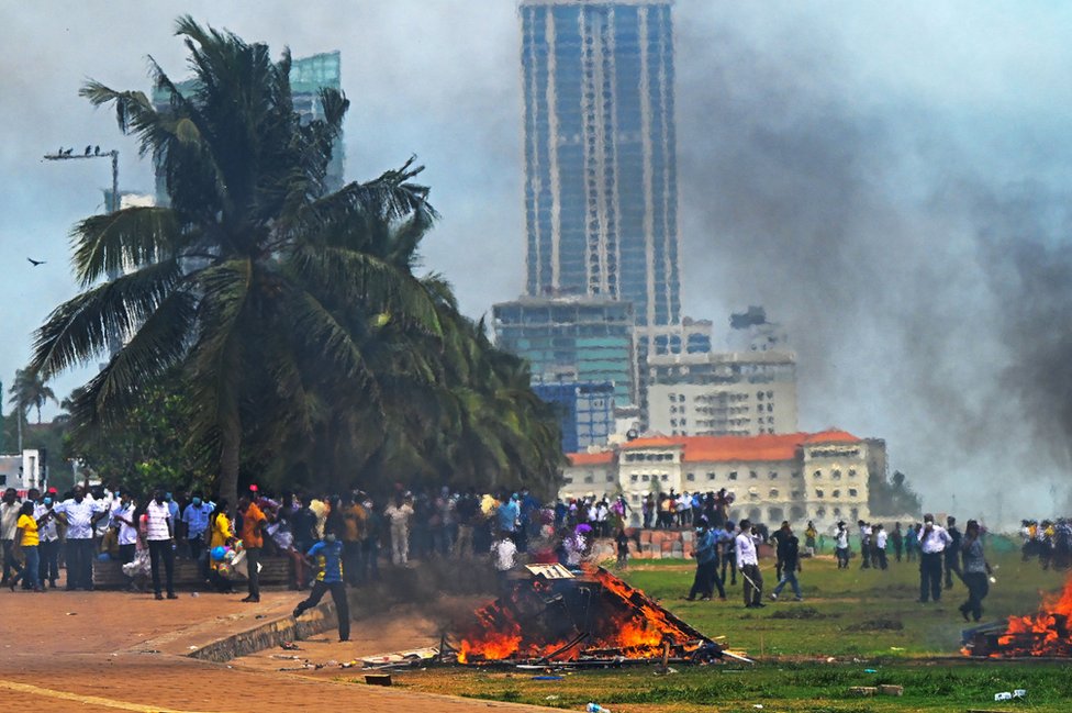 Sukob demonstranata i policije 9. maja ispred predsedničke rezidencije