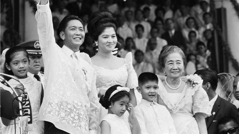 Filipini: Sin bivšeg diktatora na putu da preuzme vlast - zašto je porodica Markos tako ozloglašena 1 Standing with his family, Ferdinand Marcos waves to the crowd after his inauguration as the President of the Philippines on December 30, 1965