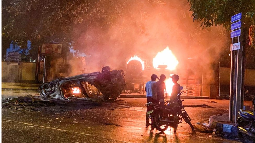 Zapaljena vozila ispred rezidencije Mahinde Radžapakse