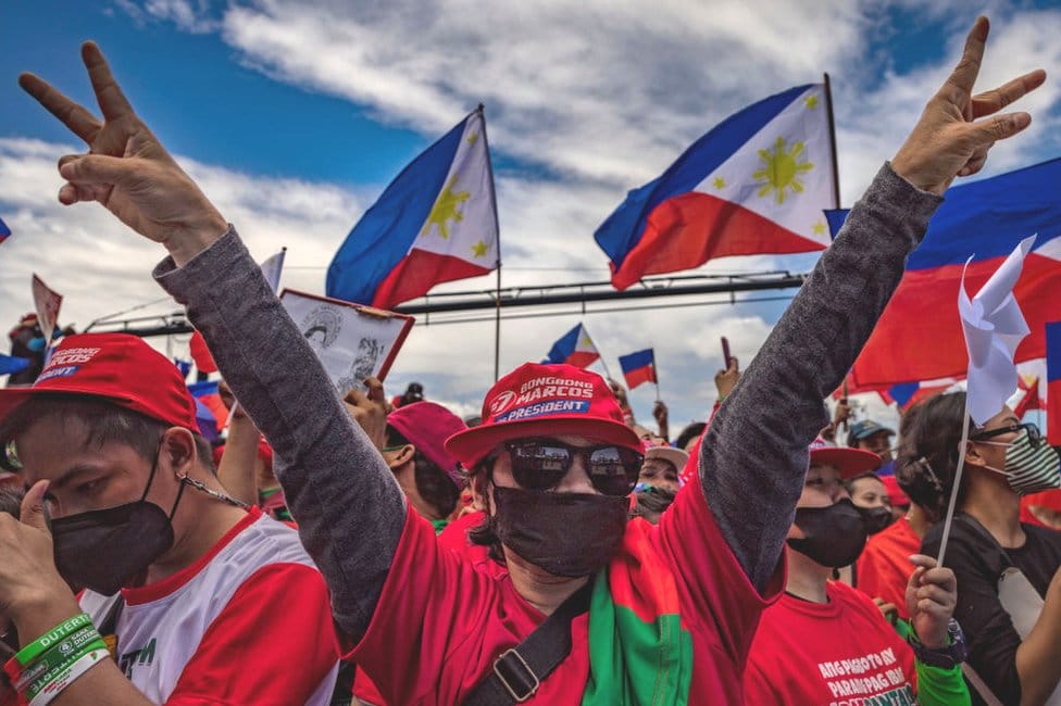 Filipini: Sin bivšeg diktatora na putu da preuzme vlast - zašto je porodica Markos tako ozloglašena 4 A supporter flashes the peace sign, the campaign symbol of Ferdinand "Bongbong" Marcos Jr., during his last campaign rally before the election on May 07, 2022 in Paranaque, Metro Manila, Philippines.