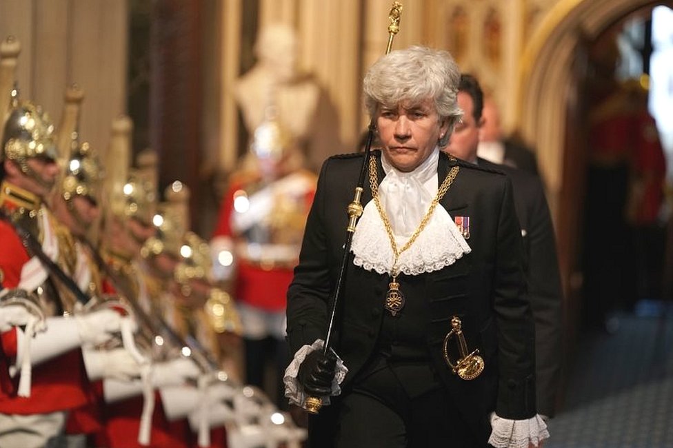 Gospođa koja nosi crni štap