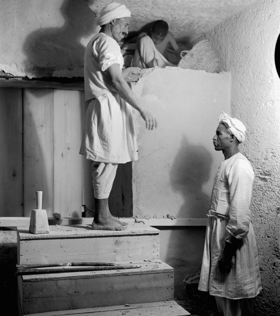 Arheologija i istorija: Arhiva baca novo svetlo na otkriće Tutankamona pre 100 godina 4 Egyptian foremen and a boy dismantle a partition wall to open up Tutankhamun's burial chamber