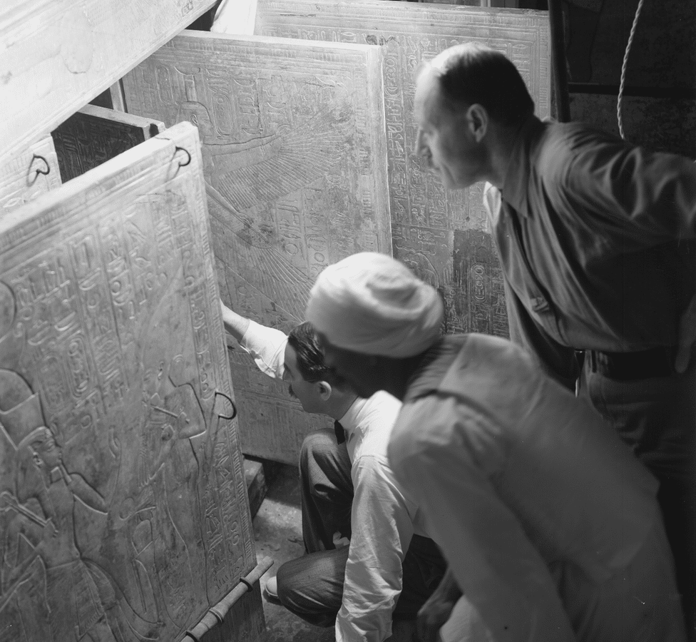 Arheologija i istorija: Arhiva baca novo svetlo na otkriće Tutankamona pre 100 godina 6 Howard Carter, his assistant Arthur Callender and an unidentified Egyptian open the doors of a gilded shrine inside Tutankhamun's tomb