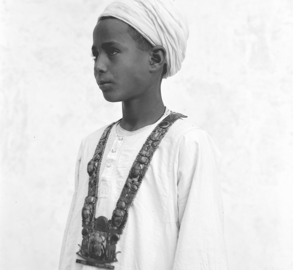 Arheologija i istorija: Arhiva baca novo svetlo na otkriće Tutankamona pre 100 godina 3 An Egyptian boy models a jewelled necklace found in Tutankhamun's tomb