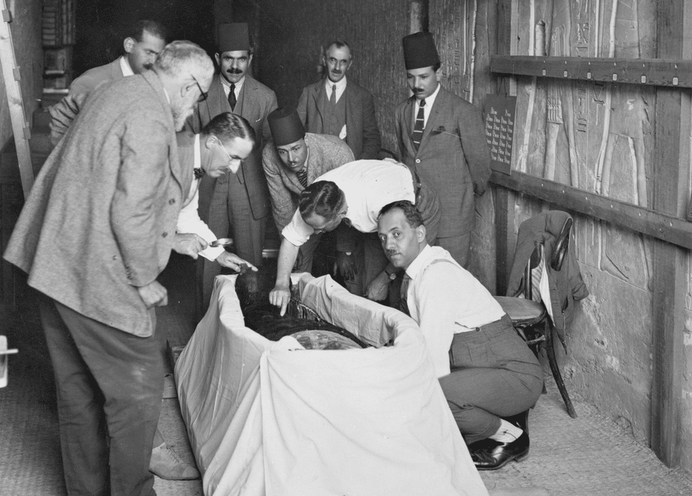 Arheologija i istorija: Arhiva baca novo svetlo na otkriće Tutankamona pre 100 godina 8 British surgeon Douglas Derry makes the first incision into Tutankhamun's mummified body