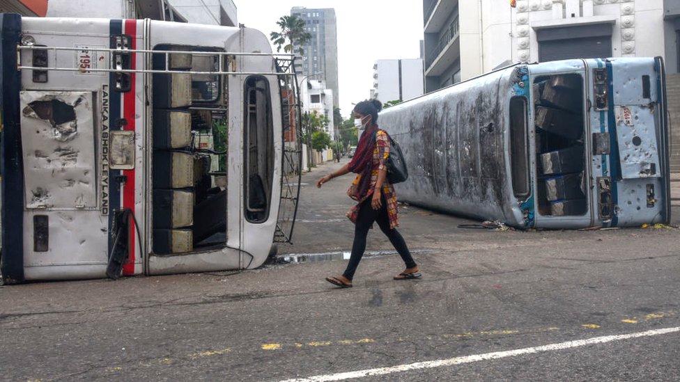 Šri Lanka i protesti: Požari, osmoro mrtvih i stotine povređenih u neredima u Šri Lanki 1 Private-owned vehicles and properties were damaged during unrest incidents yesterday across the country.