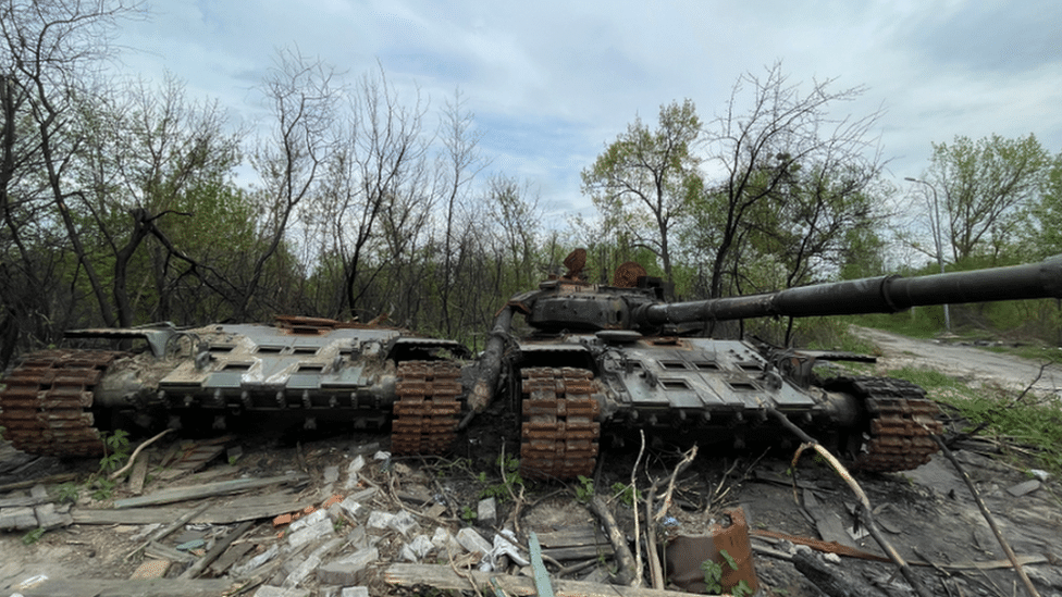 Ukrajina i Rusija: Ruski vojnici snimljeni kako ubijaju nenaoružane civile 3 Abandoned Ukrainian tanks