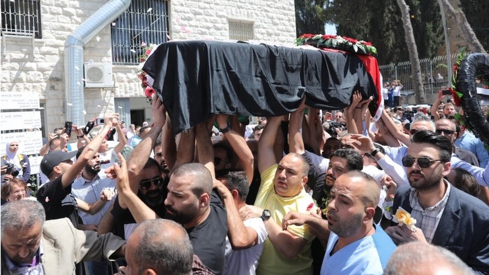 Palestinci nose kovčeg Šerin Abu Akle u Istočnom Jerusalimu