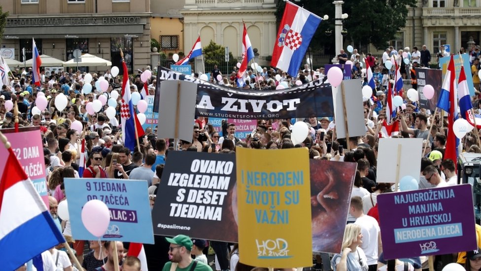Hrvatska i abortus: Hiljade ljudi na protestu protiv prava na prekid trudnoće 1 People protest against abortion in downtown Zagreb, Croatia, 14 May 2022