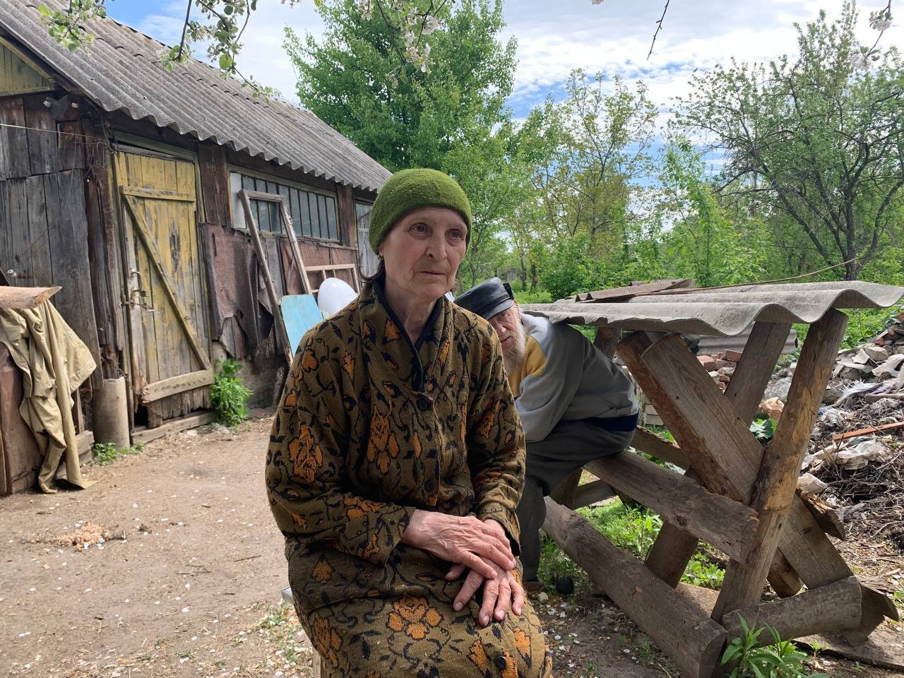 Anna Ivanova s mužem vo dvore svoego doma