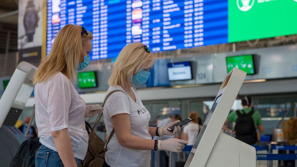 Korona virus i Evropska unija: Na letovima za mediteranske zemlje i dalje potrebne maske 1 Passengers checking in at Athens airport, June 2020 file pic
