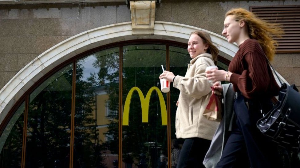Rusija i ekonomija: Naftni magnat otkupuje poslovanje Mekdonaldsa posle njegovog povlačenja zbog rata u Ukrajini 1 McDonald's