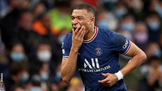 Francuska i fudbal: Napadač Kilijan Mbape ipak neće u Real Madrid - šta je prevagnulo 1 Kylian Mbappe celebrates scoring against Real Madrid