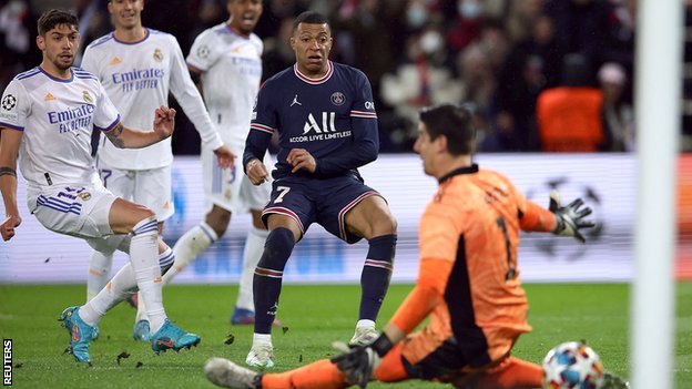 Francuska i fudbal: Napadač Kilijan Mbape ipak neće u Real Madrid - šta je prevagnulo 2 Paris St-Germain forward Kylian Mbappe scores against Real Madrid in the Champions League