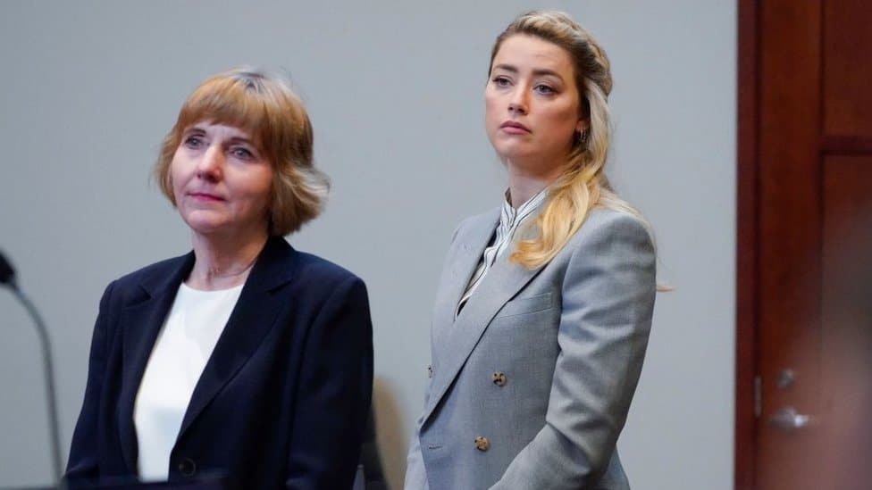 Suđenje Džoni Dep i Amber Herd: Svirka u Rojal Alber Holu, dok čeka presudu 2 Amber Hard na sudu