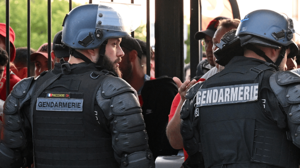 Finale lige šampiona, Liverpul, Real Madrid: Lažne karte uzrok haosa ispred stadiona, kažu Francuzi 2 French police and Liverpool fans outside the Stade de France stadium in Paris. Photo: 28 May 2022