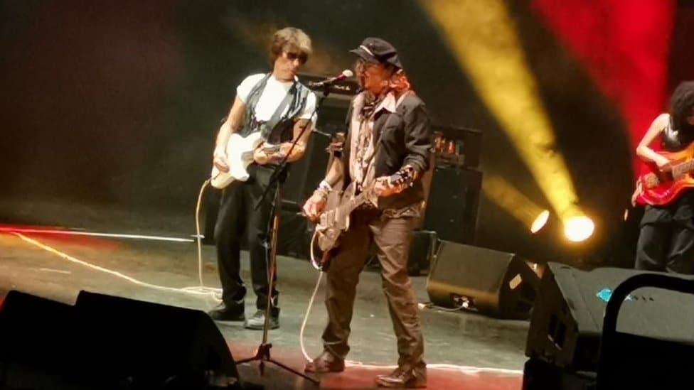 Suđenje Džoni Dep i Amber Herd: Svirka u Rojal Alber Holu, dok čeka presudu 1 Jeff Beck and Johnny Depp on stage at Royal Albert Hall - 30 May